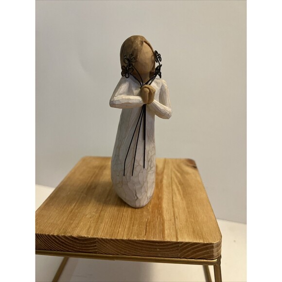 Demdaco Willow Tree Susan Lordi 2004 Friendship Angel Hugging Flowers Figurine - Picture 1 of 5